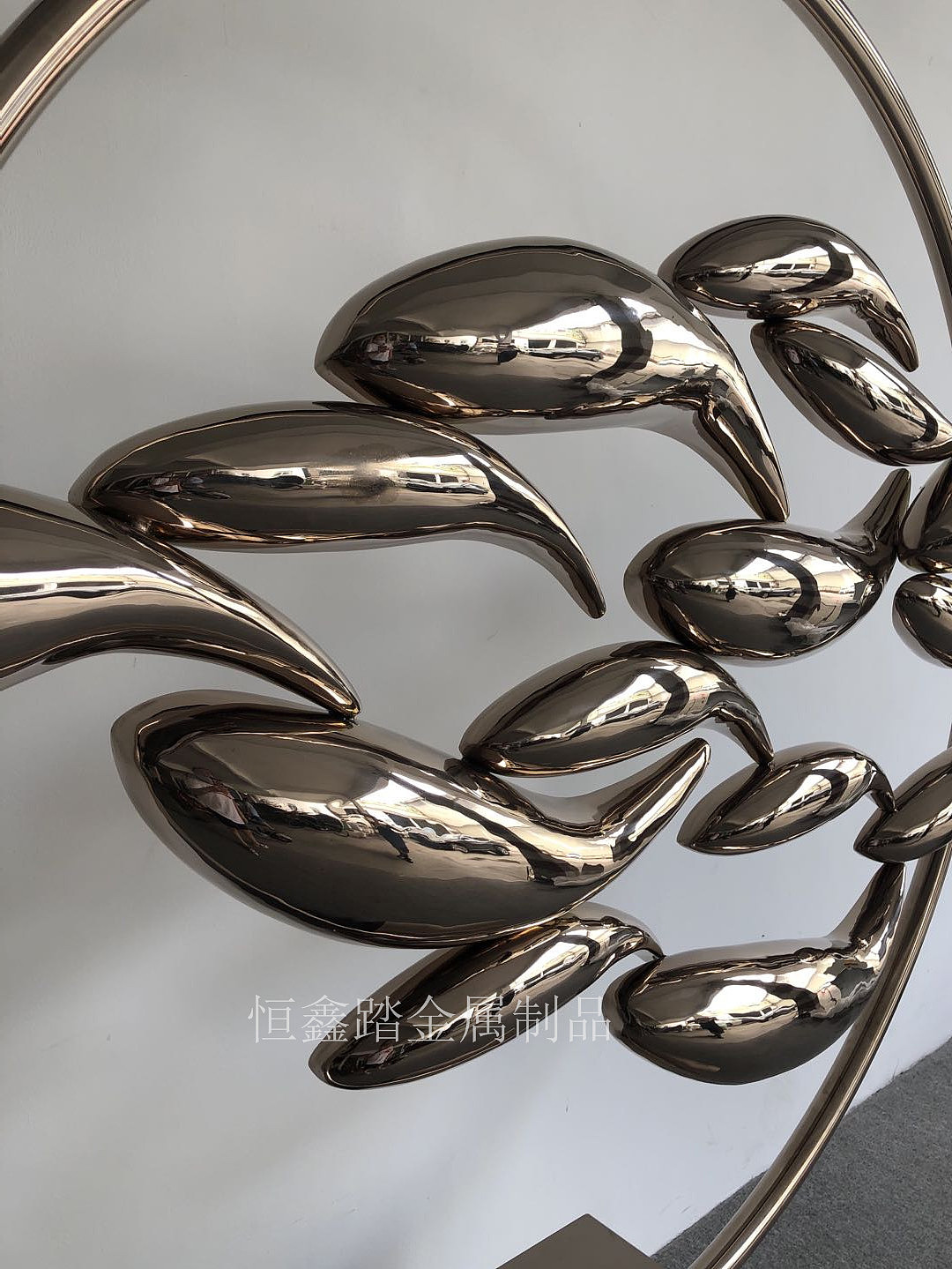 不銹鋼抽象魚群 凝固的靈動與現代景觀的融合